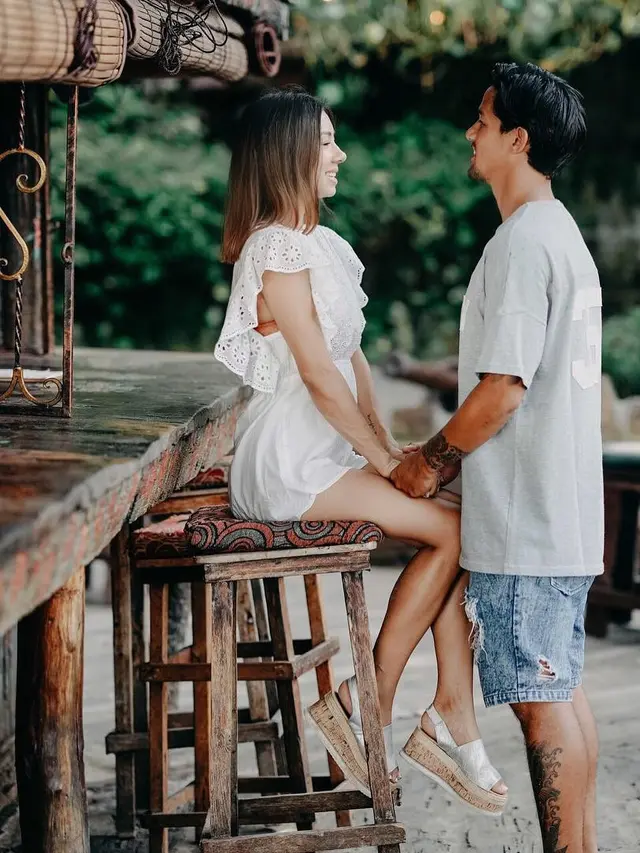 [Bintang] Bikin Baper Sejuta Umat, Ini 5 Potret Mesranya Gaya Jennifer dan Irfan Bachdim