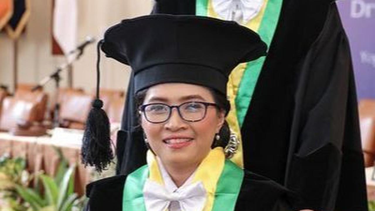 Pada tahun 2012, Agung dikukuhkan sebagai Guru Besar Farmasi UGM di usia 36 tahun. Pada saat itu dirinya menjadi Guru Besar termuda yang pernah dimiliki UGM.