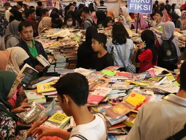 Pengunjung melihat-lihat buku pada gelaran Indonesia International Book Faor 2018 di Jakarta Convention Center, Minggu (16/9). Puluhan penerbit dari 17 negara hadir menyemarakkan perhelatan yang digelar selama lima hari. (Liputan6.com/Helmi Fithriansyah)