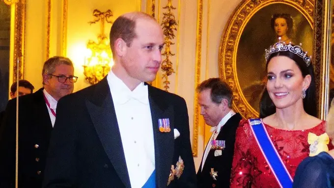 Aura Berkilau di Penampilan Kate Middleton Saat Kenakan Gaun Merah dan Anting Milik Ratu Elizabeth II