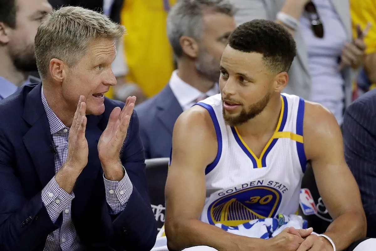 Steve Kerr dan Stephen Curry 