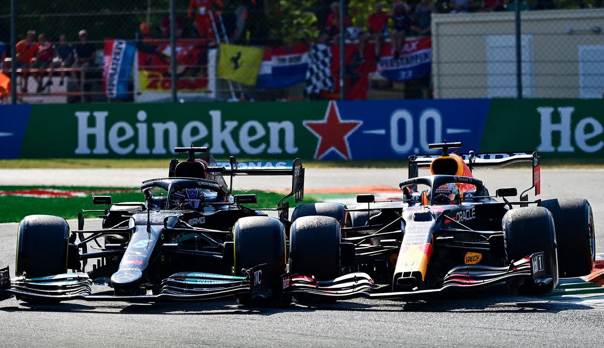 Kecelakaan bermula ketika Hamilton baru keluar pitlane diikuti Verstappen yang ada di belakangnya. Pembalap Red Bull tersebut berusaha melakukan overtake dari sisi dalam saat chicane pertama. (Foto: AFP/Andrej Isakovic)
