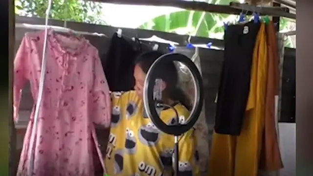 Penjual baju bekas