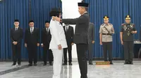 Penjabat Gubernur Jabar Bey Machmudin melantik Eti Herawati sebagai Wakil Wali Kota Cirebon masa jabatan terakhir 2018- 2023 di Aula Barat Gedung Sate, Jalan Diponegoro, Kota Bandung, Rabu (6/12/2023). (sumber foto: Biro Adpim Jabar)