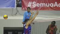 Spike Daudi Okello dari Jakarta Bhayangkara Presisi coba diblok pemain Jakarta LavAni Allo Bank pada laga seri ketiga putaran pertama PLN Mobile Proliga 2023 di GOR&nbsp;PSCC Palembang, Sabtu (21/1/2023). (foto: PBVSI)