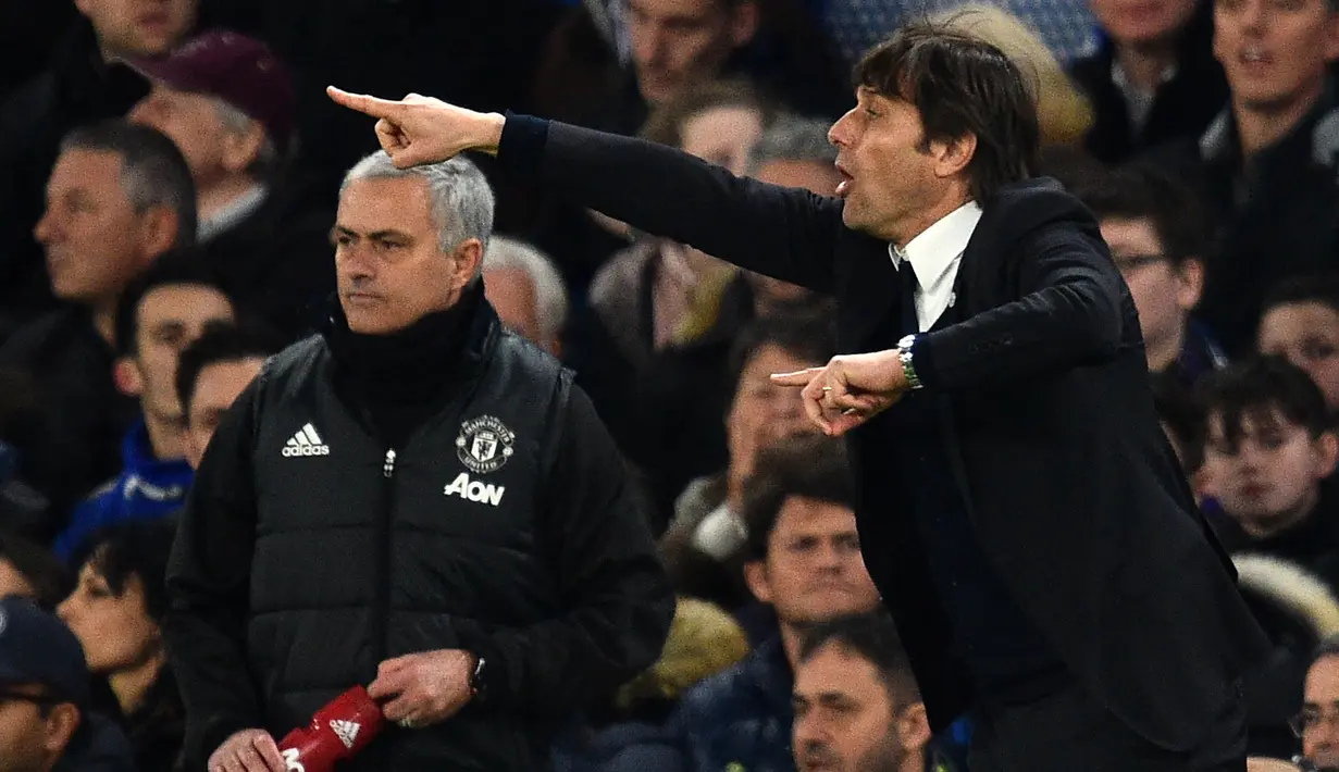 Pelatih Chelsea, Antonio Conte, beradu taktik dengan pelatih Manchester United, Jose Mourinho. Kemenangan ini menjadi catatan postif bagi Conte yang sejak menangani Chelsea sudah dua kali menang atas Mourinho. (AFP/Glyn Kirk)