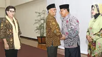 Ketua KPK, Agus Rahardjo memberikan ucapan selamat kepada Deputi Penindakan KPK Brigjen Pol Firli seusai pelantikan di gedung KPK, Jumat (6/4). Firli yang sebelumnya menjabat Kapolda NTB resmi menjadi Deputi penindakan KPK. (Liputan6.com/Herman Zakharia)