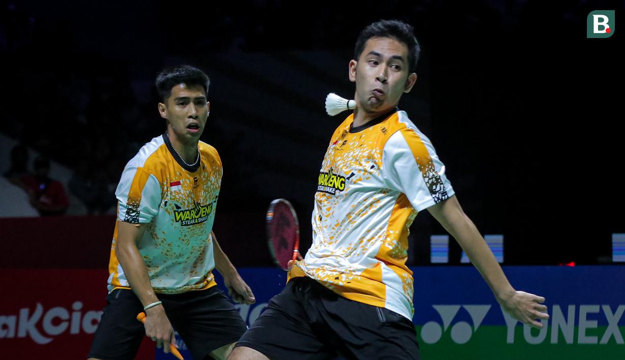 <p>Pebulu tangkis ganda putra Indonesia, Moh Reza Pahlevi gagal mengembalikan bola smes saat menghadapi pasangan Malaysia, Man Wei Chong/Kai Wun Tee pada laga semifinal turnamen bulu tangkis Indonesia Open 2024 di Istora Senayan, Jakarta, Sabtu (8/6/2024). Sabar Karyaman/Moh Reza Pahlevi kalah dua game langsung 27-29, 13-21. (Bola.com/Syahkist Afi Daib)</p>
