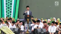 Presiden Joko Widodo atau Jokowi memberi sambutan dalam Harlah ke-73 Muslimat NU di SUGBK, Jakarta, Minggu (27/1). Jokowi menginginkan, peringatan Harlah Muslimat NU ini jadi momentum untuk menggaungkan Islam moderat. (Liputan6.com/Johan Tallo)