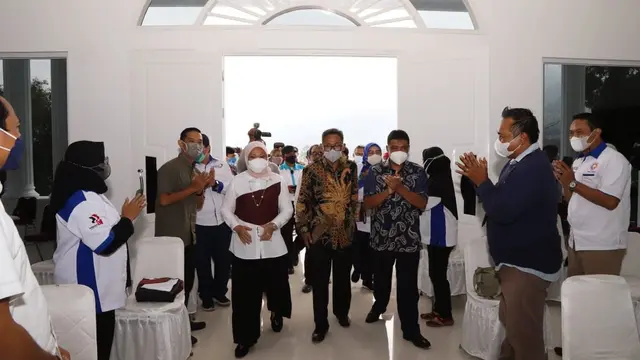 Menteri Ketenagakerjaan, Ida Fauziyah, bersama dengan Presiden KSPI Said Iqbal, meresmikan Pusdiklat Milik Federasi Serikat Pekerja Metal Indonesia (FSPMI), di Bogor, Senin (14/6/2021).