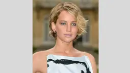 Aktris berusia 23 tahun itu mengenakan dress rancangan Dior di Paris Fashion Week di Paris, Prancis, Senin (7/7/14). (Getty Images)