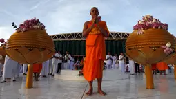 Seorang biksu Buddha saat berdoa di Thailand, (1/6/2015). Hari Raya Waisak memperingati 3 peristiwa penting, yakni Lahirnya Pangeran Siddharta, Pangeran Siddharta menjadi Buddha dan Meninggalnya Buddha Gautama parinibbana. (REUTERS/Chaiwat Subprasom)