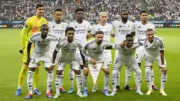 Para pemain starting XI Real Madrid berfoto bersama jelang menghadapi Atalanta pada laga Piala Super Eropa 2024 di Narodowy Stadium, Warsawa, Polandia, Rabu (14/8/2024). (AP Photo/Czarek Sokolowski)