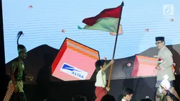 Anak membawa bendera merah putih dalam acara HUT ke-10 Yayasan Pendidikan Astra Michael D. Ruslim di Jakarta, Kamis (17/1). Kegiatan tersebut menginjak 10 tahun kontribusinya dalam memajukan pendidikan di wilayah Prasejahtera. (Liputan6.com/Fery Pradolo)