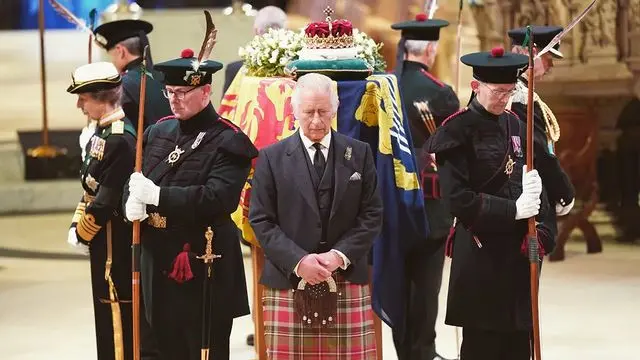 Seragam Militer Jadi Dresscode Pemakaman Ratu Elizabeth II, Pangeran Harry Dilarang Menggunakannya