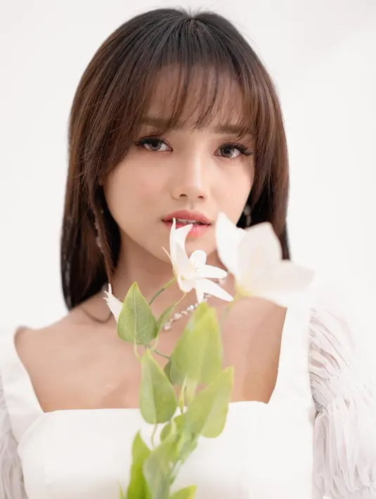 Di potret ini, makeup Fuji terlihat effortless dengan bulu mata extension dan lipstik coral [@fuji_an]