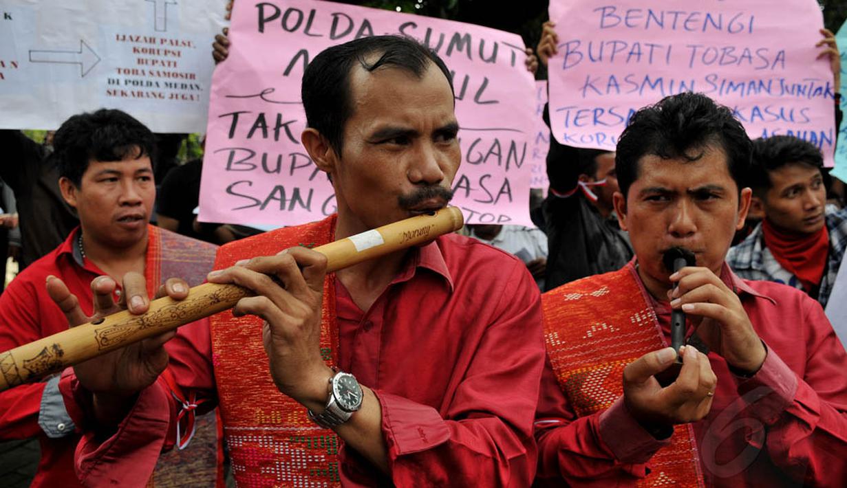 Dalam aksi damai yang dilakukan di depan Mabes Polri, Selasa (29/4/14), terlihat dua orang memainkan suling khas Sumatera. (Liputan6.com/Johan Tallo) 