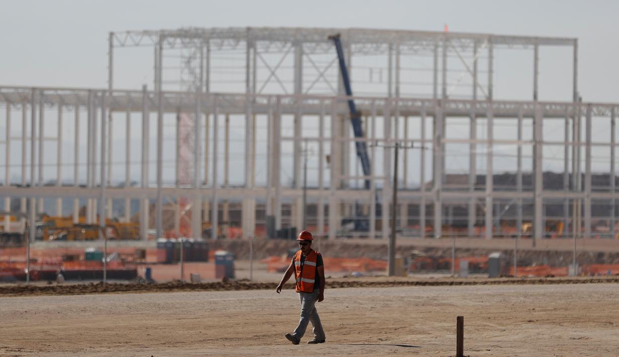 Pekerja berjalan di lokasi proyek Pabrik Ford di Villa de Reyes, San Luis Potosi, Meksiko, (4/1). Pabrik ini sebenarnya sudah memasuki tahap awal konstruksi. Pabrik ini tadinya akan memproduksi sedan Focus pada 2018. (AP Photo/Rebecca Blackwell)