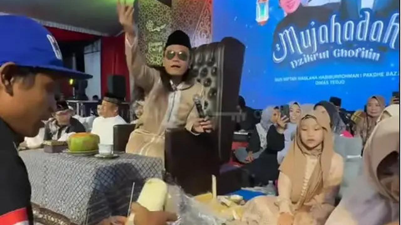 6 Potret Gus Miftah Beli Jajanan Kaki Lima, Disebut Netizen Hanya Pencitraan