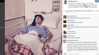 Dari foto yang dipasang di Instagram menunjukkan Jupe usai menjalani operasi dengan perban di bagian perutnya.
