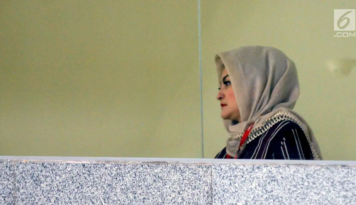 Istri terdakwa dugaan korupsi e-KTP Setya Novanto, Deisti Astriani Tagor naik menuju ruang pemeriksaan di Gedung KPK, Jakarta, Rabu (10/1). Sebelumnya pada Senin (20/11) lalu, Deisti juga telah diperiksa. (Liputan6.com/Helmi Fithriansyah)
