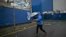 Peringatan dari Met Office juga menunjukkan potensi kerusakan pada bangunan dan gangguan pada perjalanan, sehingga keselamatan pemain dan penonton menjadi prioritas utama. (AFP/Paul Ellis)