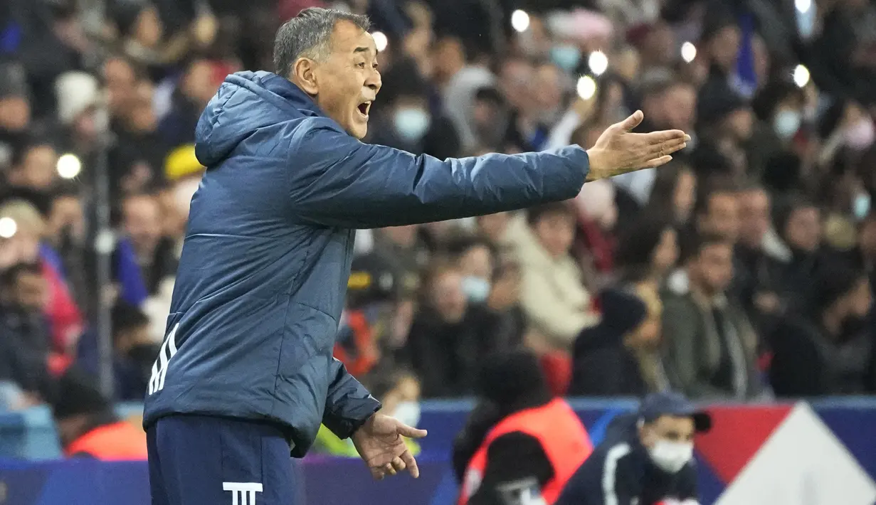 Pelatih Kazakhstan, gat Baisufinov mengarahkan para pemainnya saat melawan Prancis pada kualifikasi grup D Piala Dunia 2022 di stadion Parc des Princes di Paris, Minggu (14/11/2021). Prancis menang telak atas Kazakhstan 8-0 dan berhak lolos ke Piala Dunia 2022 di Qatar. (AP Photo/Michel Euler)