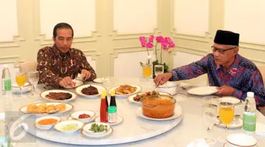  Presiden Joko Widodo saat makan siang bersama Ketua Umum PP Muhammadiyah Haedar Nashir di Istana Merdeka, Jakarta, Jumat (13/1). Pertemuan ini lanjutan dari silaturahmi kebangsaan yang dimulai Presiden sejak akhir 2017 lalu. (Liputan6.com/Angga Yuniar)