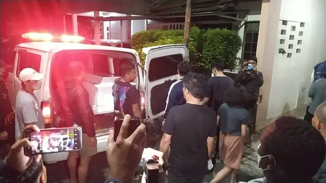 Peti jenazah Benny Dolo, tiba di rumah duka