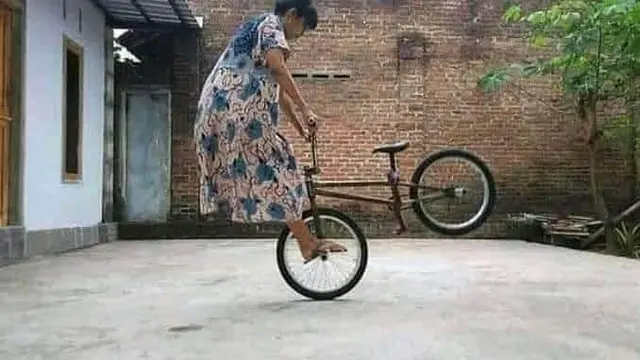 6 Aksi Emak-Emak Naik Sepeda Ini Atraktif Banget, Bikin Melongo