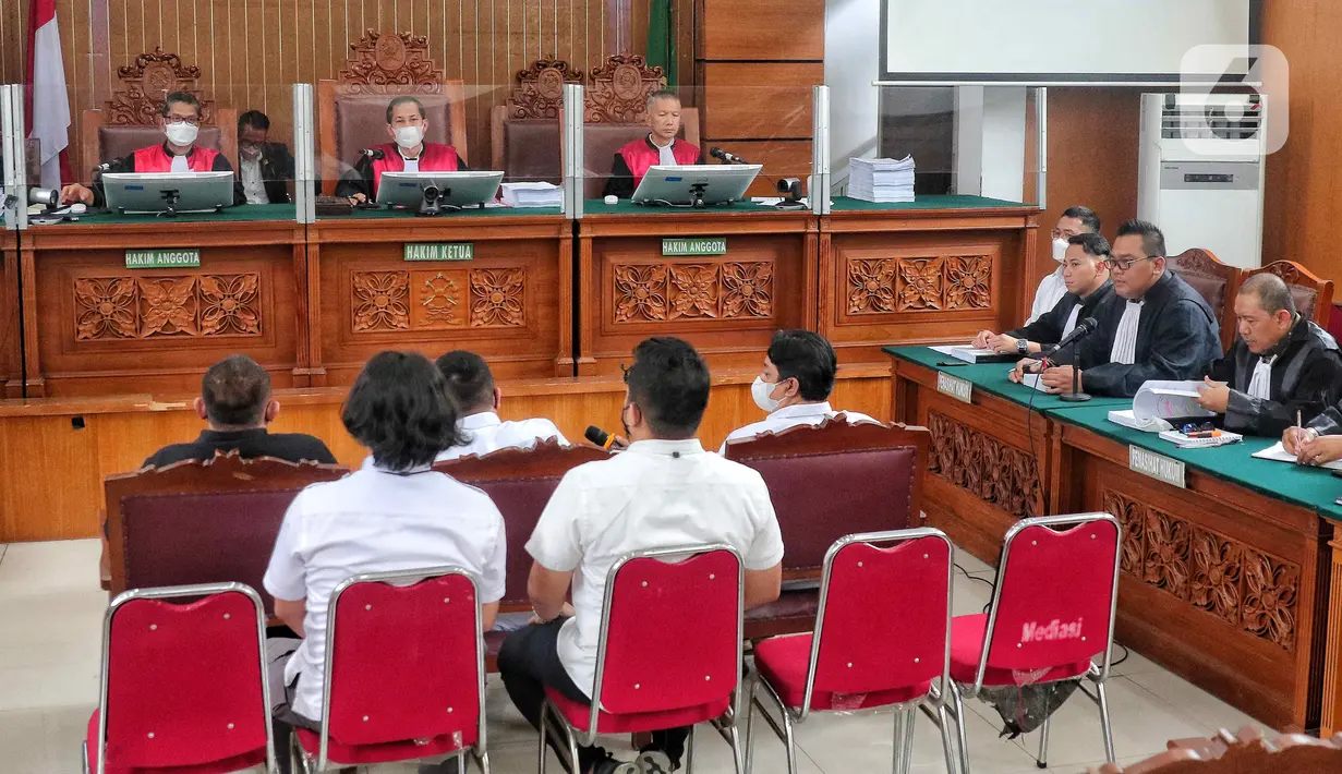 Terdakwa kasus merintangi penyidikan atau 'obstruction of justice' pembunuhan berencana terhadap Brigadir Nopriansyah Yosua Hutabarat atau Brigadir J, Irfan Widyanto mendengarkan keterangan saksi dalam sidang lanjutan di PN Jakarta Selatan, Kamis (10/11/2022). JPU menghadirkan tujuh orang saksi dalam sidang lanjutan dengan terdakwa Irfan Widyanto. (Liputan6.com/Angga Yuniar)