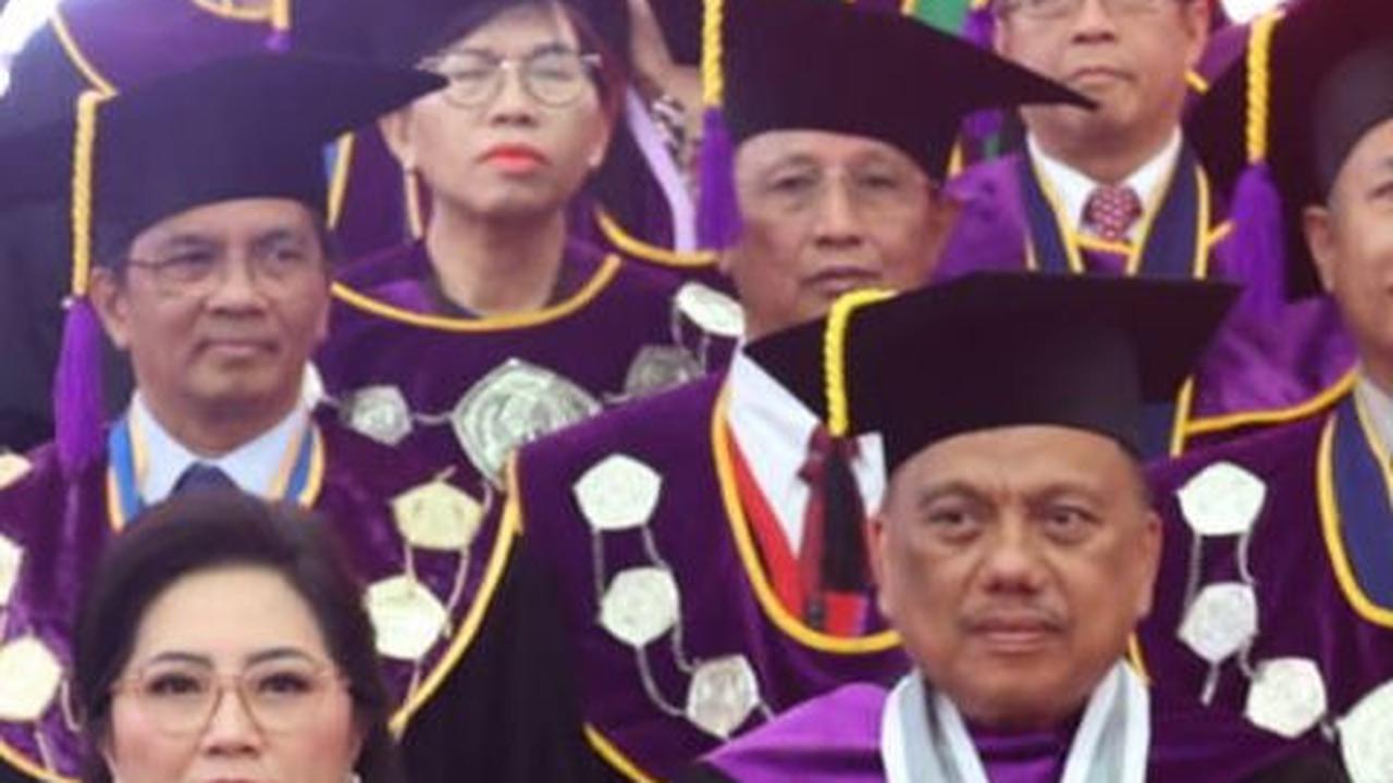 Olly Dondokambey Terima Gelar Doktor Honoris Causa Pertama dari Unsrat