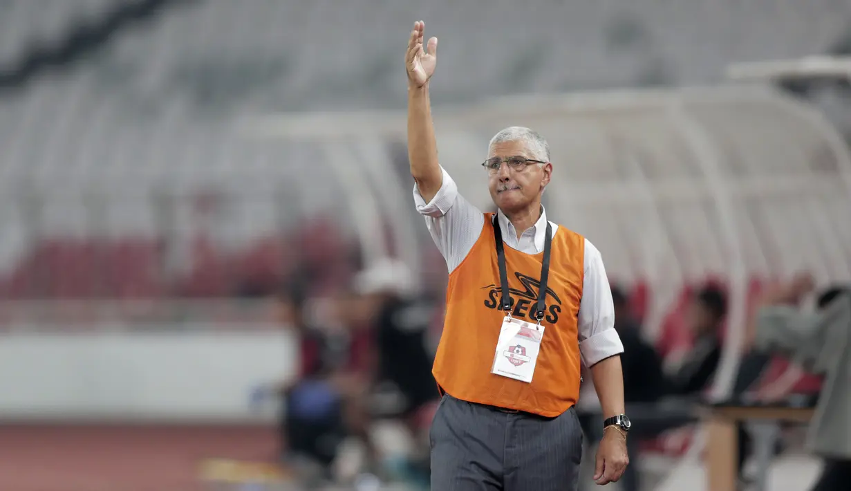 Pelatih Persija Jakarta, Edson Tavares, memberikan arahan kepada pemainnya saat melawan Persipura Jayapura pada laga Shopee Liga 1 di SUGBK, Senayan, Jakarta, Kamis (28/11). Persija menang 1-0 atas Persipura. (Bola.com/Yoppy Renato)