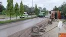 Citizen6, Jambi: Didekat truk bermuatan pasir diberi pembatas jalan berupa ban bekas dan kayu oleh warga sekitar. (Pengirim: Fareri Gian)