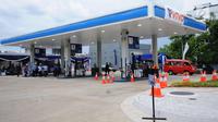 Sebuah angkutan umum keluar usai melakukan pengisian BBM di SPBU Vivo di kawasan Cilangkap, Jakarta, Kamis (26/10). SPBU tersebut akan menyalurkan BBM bensin Research Octane Number (RON) 89, 90, dan 92 dengan merk Revvo. (Liputan6.com/Helmi Fithriansyah)