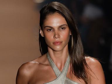 Model memperagakan kreasi busana karya Amir Slama dalam Sao Paulo Fashion Week di Brasil, (16/3). Perancang busana asal Brasil ini menampilkan kreasi pakaian renang yang berkilau dan seksi. (AP Photo / Andre Penner)