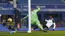 Striker Fulham, Josh Maja (kanan) melepaskan tendangan yang berbuah gol pertama timnya ke gawang Everton dalam laga lanjutan Liga Inggris 2020/21 pekan ke-24 di Goodison Park, Liverpool, Minggu (14/2/2021). Fulham menang 2-0 atas Everton. (AP/Jason Cairnduff/Pool)