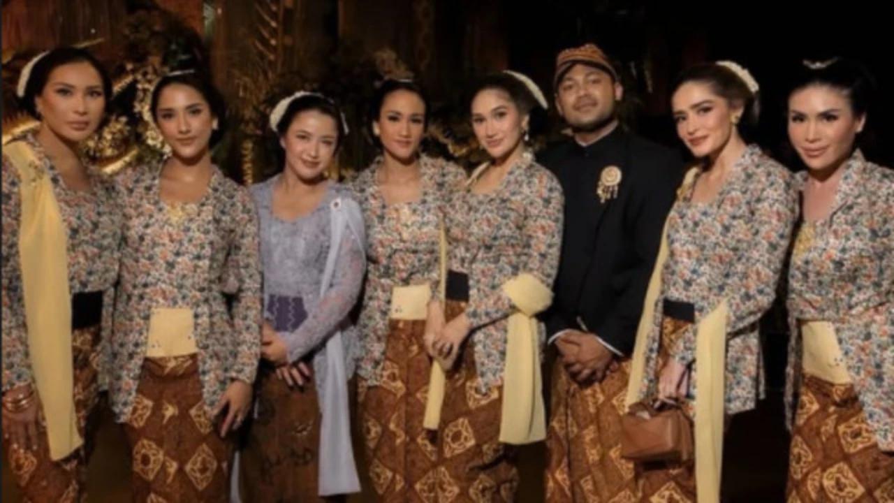 Anggun Berbalut Kebaya Floral, Yasmine Wildblood Curi Perhatian di Pernikahan Keluarga Cendana