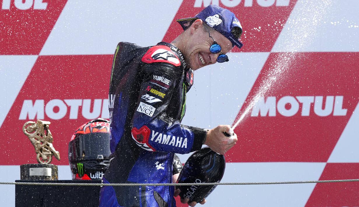 Pembalap Monster Energy Yamaha, Fabio Quartararo, melakukan selebrasi usai meraih podium juara MotoGP Belanda, Minggu (27/6/2021). (AP/Peter Dejong)