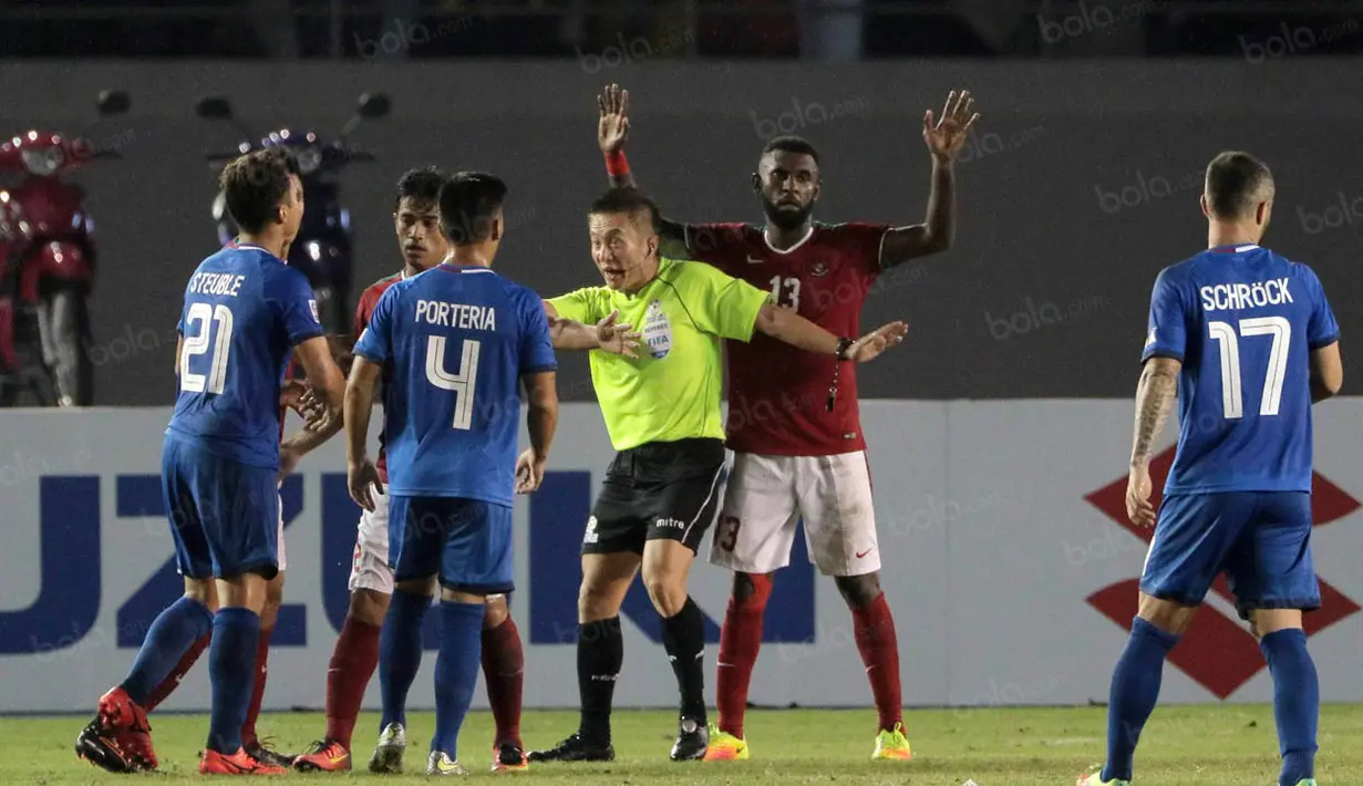 Bek Timnas Indonesia, Yanto Basna, terlibat konflik dengan pemain Filipina pada laga Piala AFF 2016 di Philippine Sports Stadium, Filipina, Selasa (22/11/2016). Kedua tim bermain imbang 2-2. (Bola.com/Nicklas Hanoatubun)