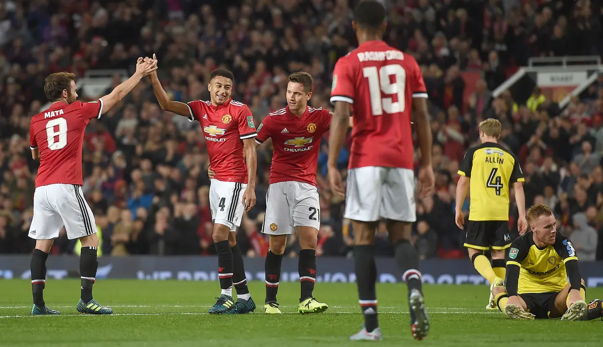 Para pemain Manchester United merayakan gol Jesse Lingard saat melawan Burton Albion pada laga Piala Liga Inggris di Old Trafford, Manchester (20/9/2017). MU menang 4-1. (AFP/Paul Ellis)