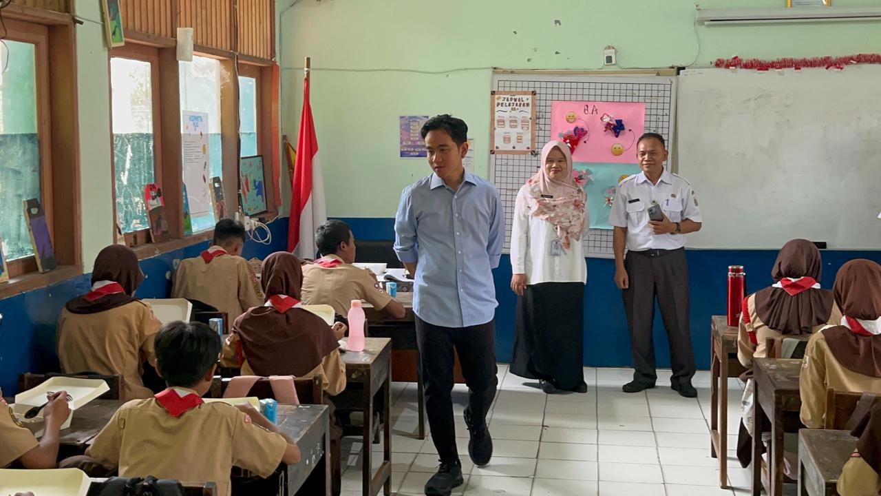 Gibran Tinjau Uji Coba Makan Bergizi Gratis di SMPN 270 Jakarta Utara