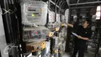 Petugas tengah patroli di dalam ruang panel listrik di Rusun Benhil, Jakarta, Kamis (5/11/2015). Pemerintah akan tetap memberikan subsidi listrik kepada pelanggan 450 Volt Ampere (VA). (Liputan6.com/Angga Yuniar)