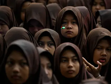 Para siswa Sekolah Menengah Pertama (SMP) Islam mengambil bagian dalam doa bersama khusus untuk mendukung perjuangan Palestina di Banda Aceh pada 20 Oktober 2023. (CHAIDEER MAHYUDDIN/AFP)