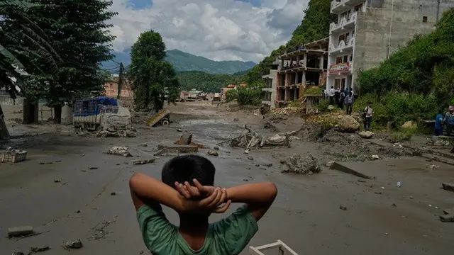 Seorang bocah melihat kerusakan akibat banjir bandang di sepanjang Sungai Trishuli, Distrik Nuwakot, Nepal, Rabu (26/8/2026).
