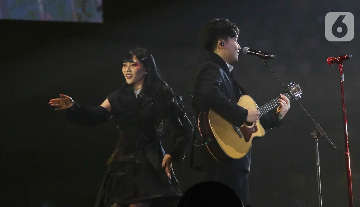 Penampilan keluarga Isyana Sarasvati di atas panggung menjadi salah satu kejutan dalam konser tunggalnya yang bertajuk ‘Lost in Harmony: A Decade Live Concert’. (Liputan6.com/Herman Zakharia)
