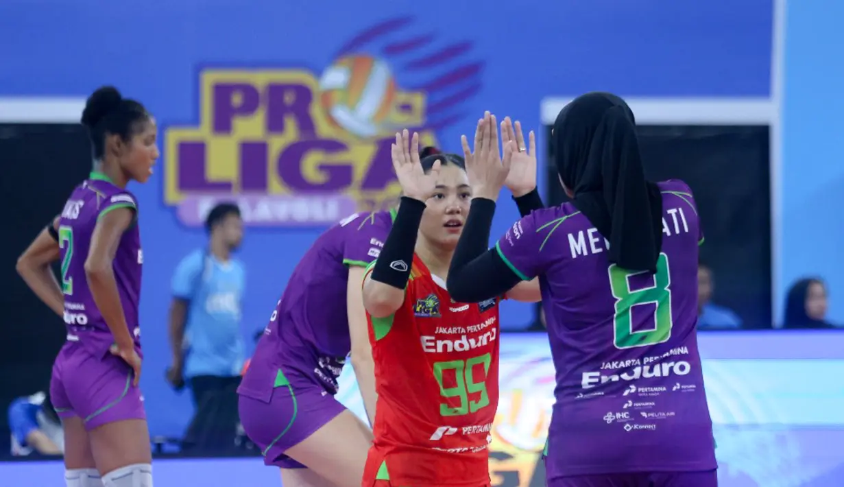 Juara bertahan tim putri Jakarta Pertamina Enduro (JPE) sukses mengamankan poin penuh setelah menumbangkan Jakarta Livin' Mandiri dalam duel sengit yang berakhir dengan skor 3-1 (25-15, 10-25, 25-21, 25-23) dalam lanjutan Proliga 2026. (Dok. PBVSI)