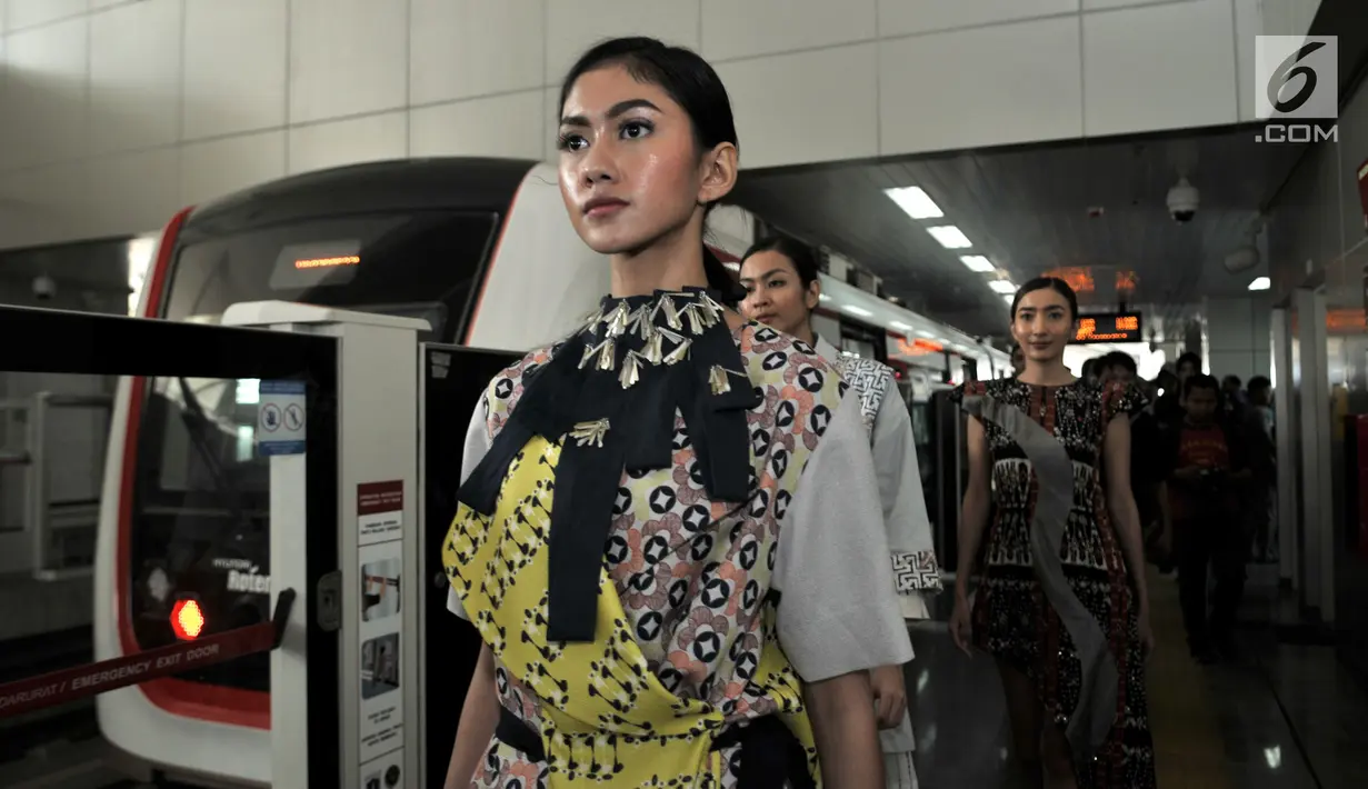 Model melintasi peron LRT saat memeragakan busana pada acara Jakarta Fashion & Food Festival (JFFF) 2019 di dalam gerbong Light Rail Transit (LRT) Jakarta rute Stasiun Velodrome-Stasiun Boulevard Utara, Jakarta, Selasa (13/8/2019). (merdeka.com/Iqbal Nugroho)