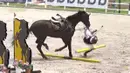 Aisha saat terpental dan jatuh dari kuda yang ditunggangi. Meski berulang kali jatuh, Aisha tampak tetap semangat mengikuti perlombaan. [Youtube/deHakims channel]