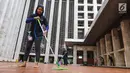 Pekerja wanita membersihkan lantai dalam rangka program Ramadan Tanpa Batas di Masjid Istiqlal, Jakarta, Kamis (15/06). Sebanyak 150 mitra Go-Clean dan driver Go-Jek bergotong royong membersihkan masjid. (Liputan6.com/Fery Pradolo)